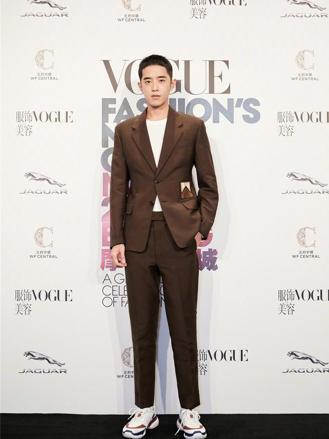 梁靖康出席活动,“小鲜肉”变型男,棕色西装太帅了! 梁靖康出席活动,“小鲜肉”变型男,棕色西装太帅了!