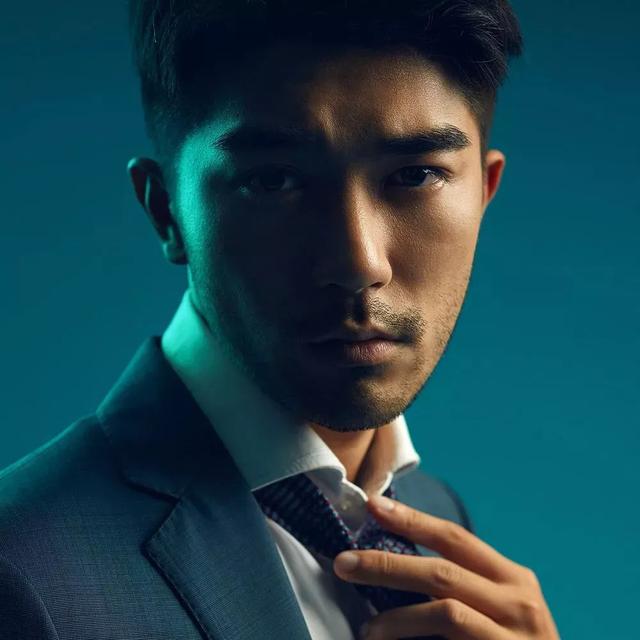 香港多才多艺男生下海做艺人,一脸胡渣准备逆袭上位? 香港多才多艺男生下海做艺人,一脸胡渣准备逆袭上位?