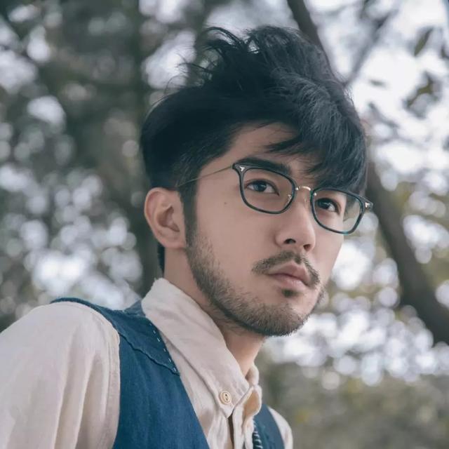 香港多才多艺男生下海做艺人,一脸胡渣准备逆袭上位? 香港多才多艺男生下海做艺人,一脸胡渣准备逆袭上位?