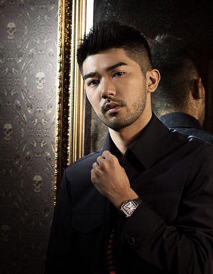 香港多才多艺男生下海做艺人,一脸胡渣准备逆袭上位? 香港多才多艺男生下海做艺人,一脸胡渣准备逆袭上位?