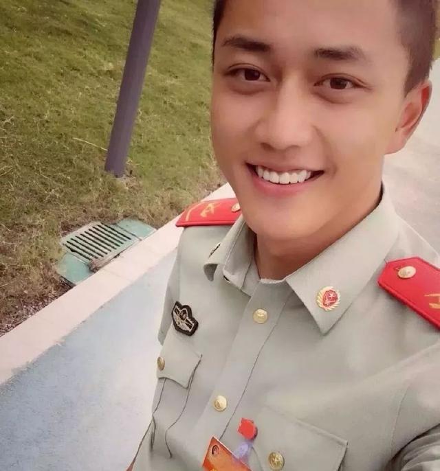 好阳光的退伍兵哥哥，性感帅气你喜欢吗