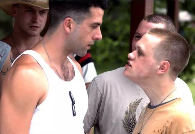 《断臂山》有多唯美,那这部高分同题材电影,就有多残酷 《断臂山》有多唯美,那这部高分同题材电影,就有多残酷