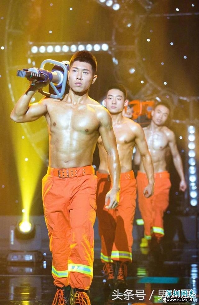 消防兵哥哥雄壮肌肉,带给人民安全感 消防兵哥哥雄壮肌肉,带给人民安全感