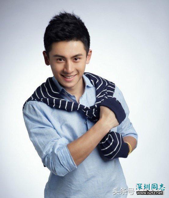 张哲瀚做出搞怪的表情加上小秀肌肉的模样,都诠释了不同的魅力 张哲瀚做出搞怪的表情加上小秀肌肉的模样,都诠释了不同的魅力