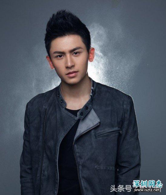 张哲瀚做出搞怪的表情加上小秀肌肉的模样,都诠释了不同的魅力 张哲瀚做出搞怪的表情加上小秀肌肉的模样,都诠释了不同的魅力