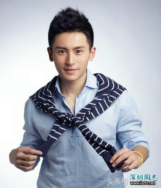 张哲瀚做出搞怪的表情加上小秀肌肉的模样,都诠释了不同的魅力 张哲瀚做出搞怪的表情加上小秀肌肉的模样,都诠释了不同的魅力