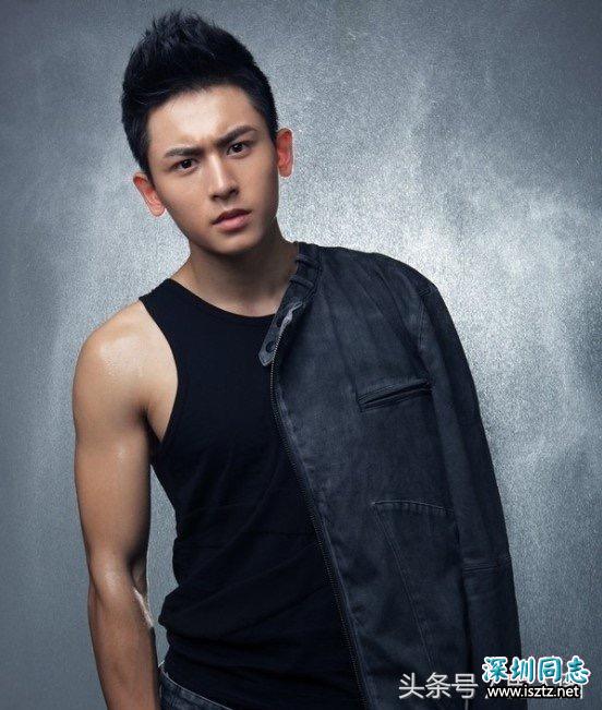 张哲瀚做出搞怪的表情加上小秀肌肉的模样,都诠释了不同的魅力 张哲瀚做出搞怪的表情加上小秀肌肉的模样,都诠释了不同的魅力