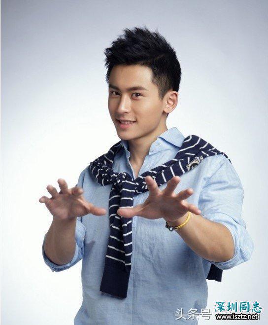 张哲瀚做出搞怪的表情加上小秀肌肉的模样,都诠释了不同的魅力 张哲瀚做出搞怪的表情加上小秀肌肉的模样,都诠释了不同的魅力