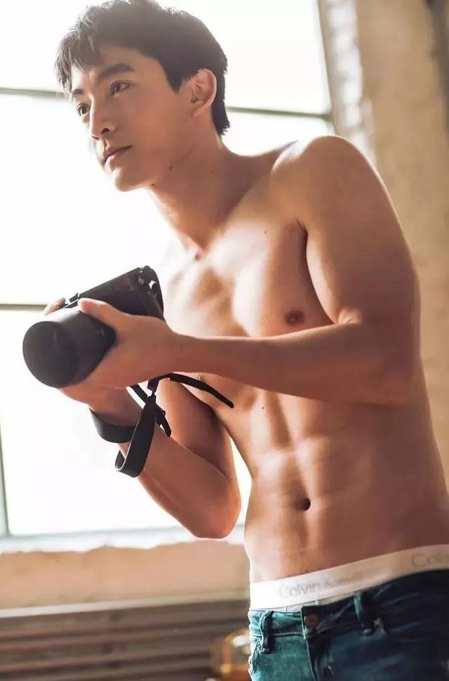 最近很红的92年台湾阳光大男孩,长得像吴彦祖,还有高学历! 最近很红的92年台湾阳光大男孩,长得像吴彦祖,还有高学历!