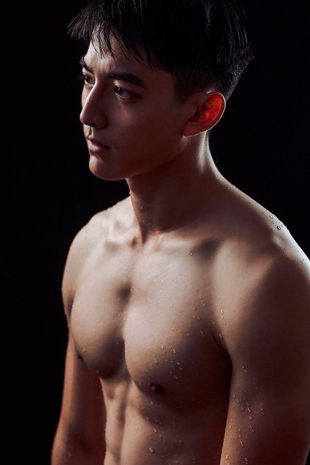 最近很红的92年台湾阳光大男孩,长得像吴彦祖,还有高学历! 最近很红的92年台湾阳光大男孩,长得像吴彦祖,还有高学历!