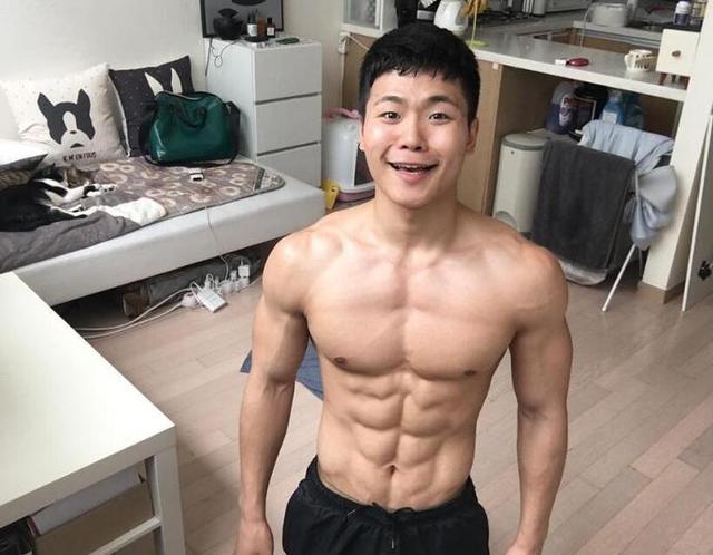 小伙健身一年,秀漂亮的8块腹肌,分享在家里练习腹肌方法! 小伙健身一年,秀漂亮的8块腹肌,分享在家里练习腹肌方法!