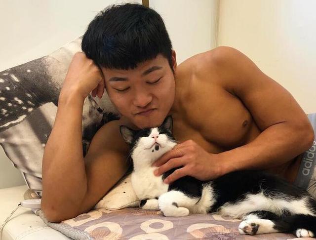 小伙健身一年,秀漂亮的8块腹肌,分享在家里练习腹肌方法! 小伙健身一年,秀漂亮的8块腹肌,分享在家里练习腹肌方法!