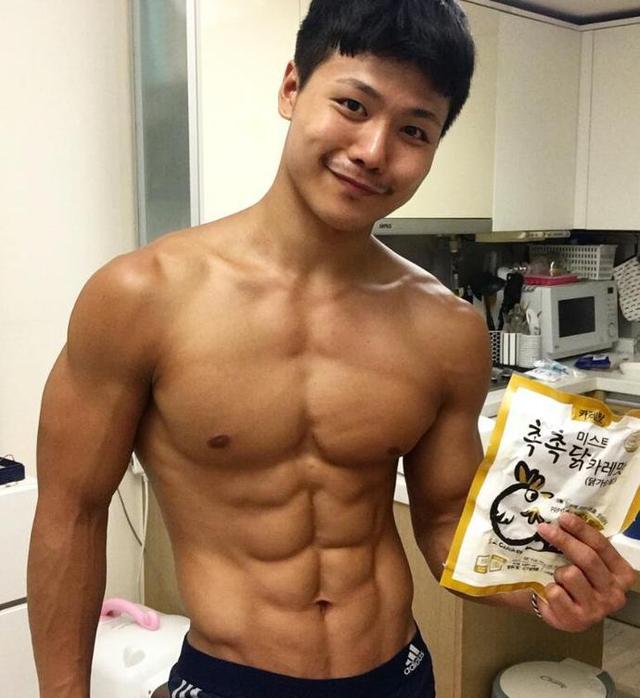 小伙健身一年,秀漂亮的8块腹肌,分享在家里练习腹肌方法! 小伙健身一年,秀漂亮的8块腹肌,分享在家里练习腹肌方法!