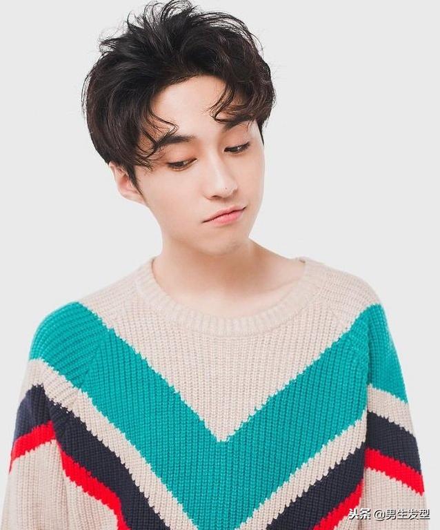 男生不能乱剪“两边剃短”,18年这四款帅气发型给你灵感! 男生不能乱剪“两边剃短”,18年这四款帅气发型给你灵感!