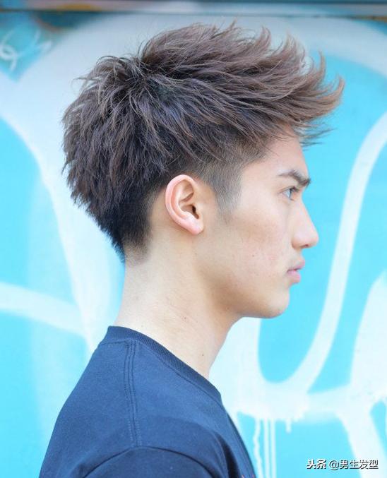 男生不能乱剪“两边剃短”,18年这四款帅气发型给你灵感! 男生不能乱剪“两边剃短”,18年这四款帅气发型给你灵感!