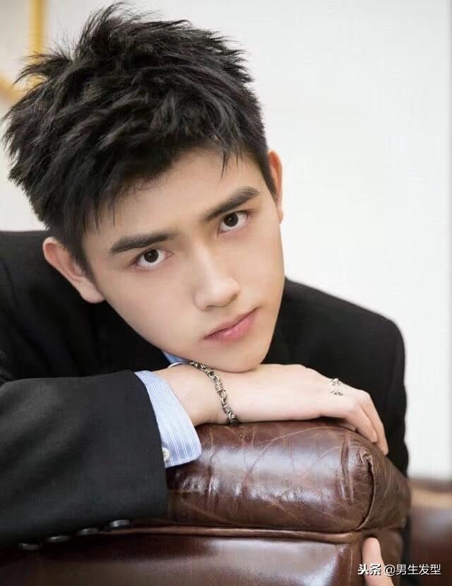 男生“寸头”发型不流行了?19年剪这四款发型提升颜值! 男生“寸头”发型不流行了?19年剪这四款发型提升颜值!