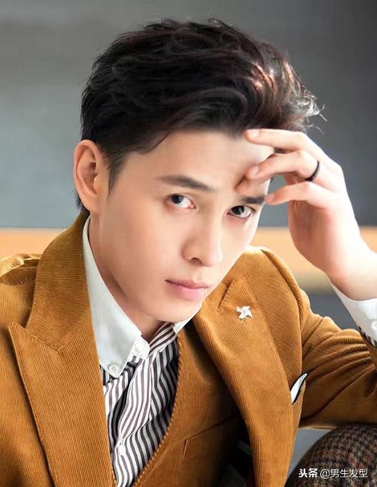 男生不能乱剪“两边剃短”,18年这四款帅气发型给你灵感! 男生不能乱剪“两边剃短”,18年这四款帅气发型给你灵感!