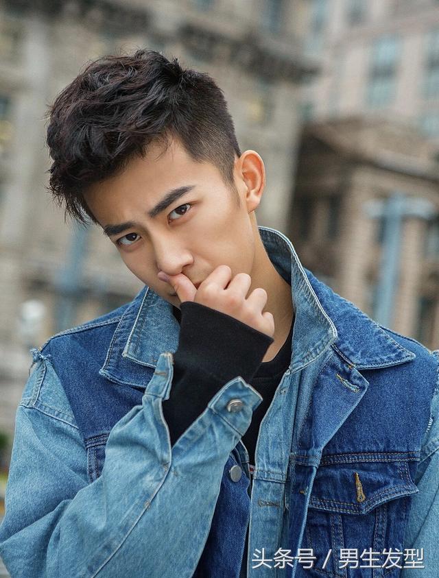 “两边推短,中间不动”,18年男生发型这样剪太帅了! “两边推短,中间不动”,18年男生发型这样剪太帅了!