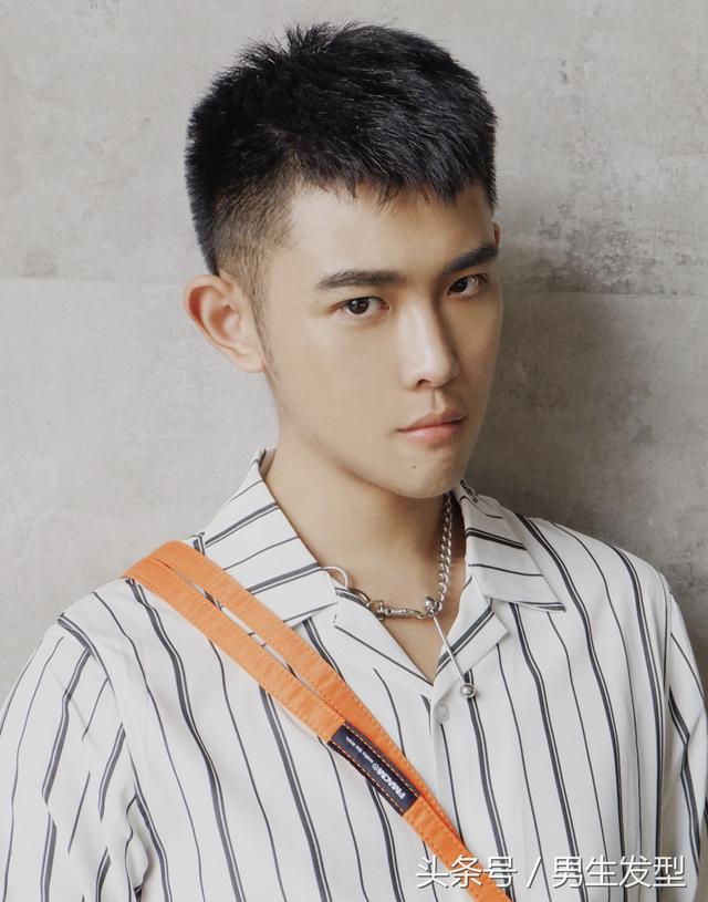 “两边推短,中间不动”,18年男生发型这样剪太帅了! “两边推短,中间不动”,18年男生发型这样剪太帅了!