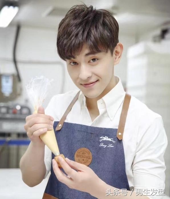 别剪“两边铲”了,这3款最新男生发型更帅气! 别剪“两边铲”了,这3款最新男生发型更帅气!