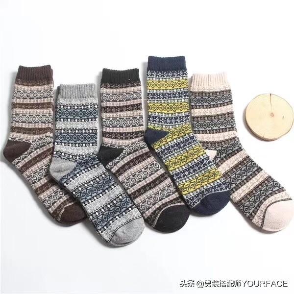 格子衬衫+牛仔裤+工装鞋+复古袜子,这样的工装搭配百看不厌 格子衬衫+牛仔裤+工装鞋+复古袜子,这样的工装搭配百看不厌