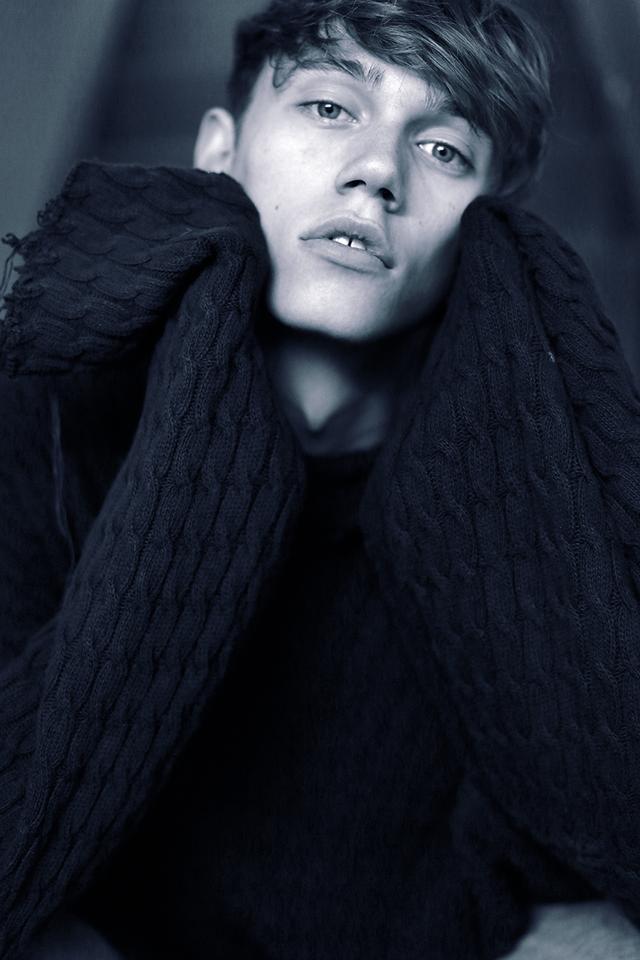 湛蓝的眼睛,犀利的眼神,完美的五官,这个男模值得关注! 湛蓝的眼睛,犀利的眼神,完美的五官,这个男模值得关注!