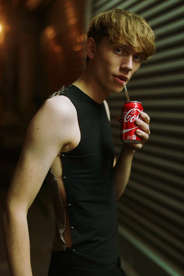 湛蓝的眼睛,犀利的眼神,完美的五官,这个男模值得关注! 湛蓝的眼睛,犀利的眼神,完美的五官,这个男模值得关注!