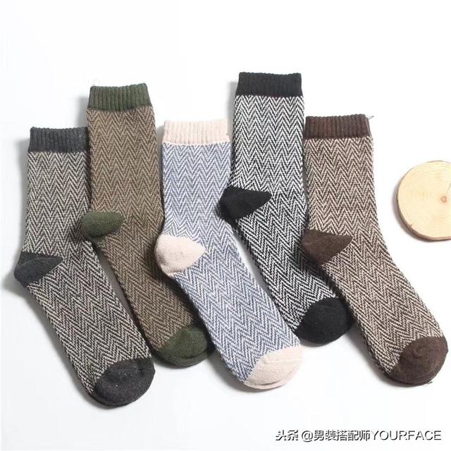 格子衬衫+牛仔裤+工装鞋+复古袜子,这样的工装搭配百看不厌 格子衬衫+牛仔裤+工装鞋+复古袜子,这样的工装搭配百看不厌