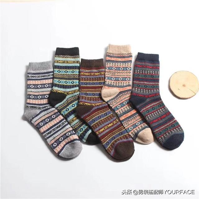 格子衬衫+牛仔裤+工装鞋+复古袜子,这样的工装搭配百看不厌 格子衬衫+牛仔裤+工装鞋+复古袜子,这样的工装搭配百看不厌