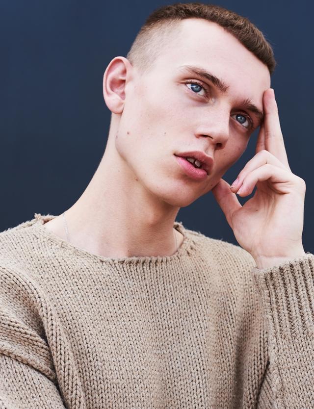 湛蓝的眼睛,犀利的眼神,完美的五官,这个男模值得关注! 湛蓝的眼睛,犀利的眼神,完美的五官,这个男模值得关注!