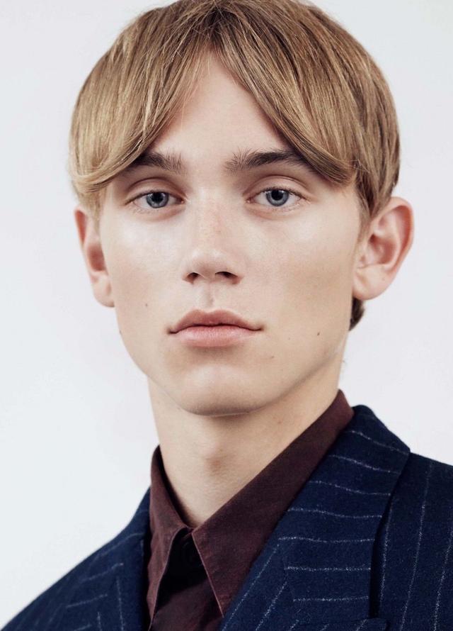 湛蓝的眼睛,犀利的眼神,完美的五官,这个男模值得关注! 湛蓝的眼睛,犀利的眼神,完美的五官,这个男模值得关注!