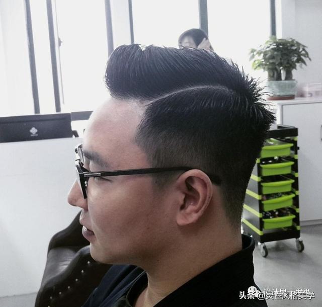 对于男生们来说,拥有一款合适且帅气的发型是很加分的事! 对于男生们来说,拥有一款合适且帅气的发型是很加分的事!