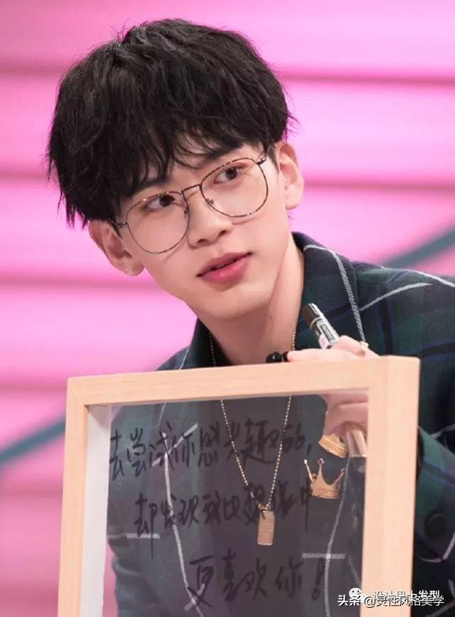 对于男生们来说,拥有一款合适且帅气的发型是很加分的事! 对于男生们来说,拥有一款合适且帅气的发型是很加分的事!