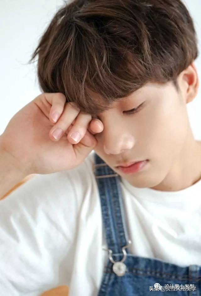 对于男生们来说,拥有一款合适且帅气的发型是很加分的事! 对于男生们来说,拥有一款合适且帅气的发型是很加分的事!