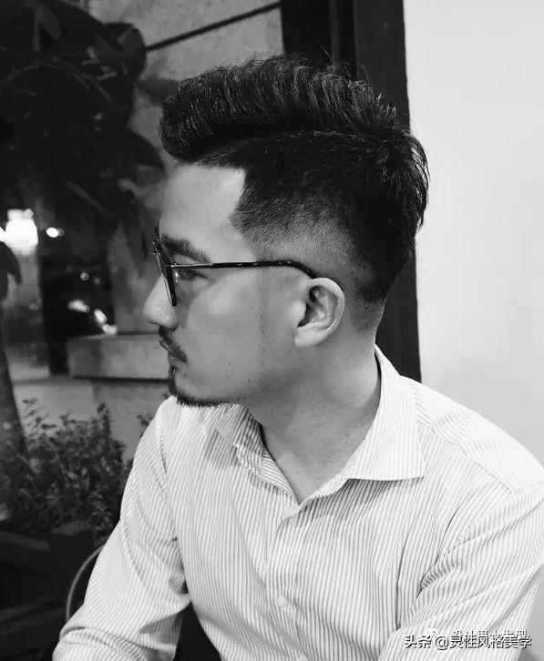 对于男生们来说,拥有一款合适且帅气的发型是很加分的事! 对于男生们来说,拥有一款合适且帅气的发型是很加分的事!