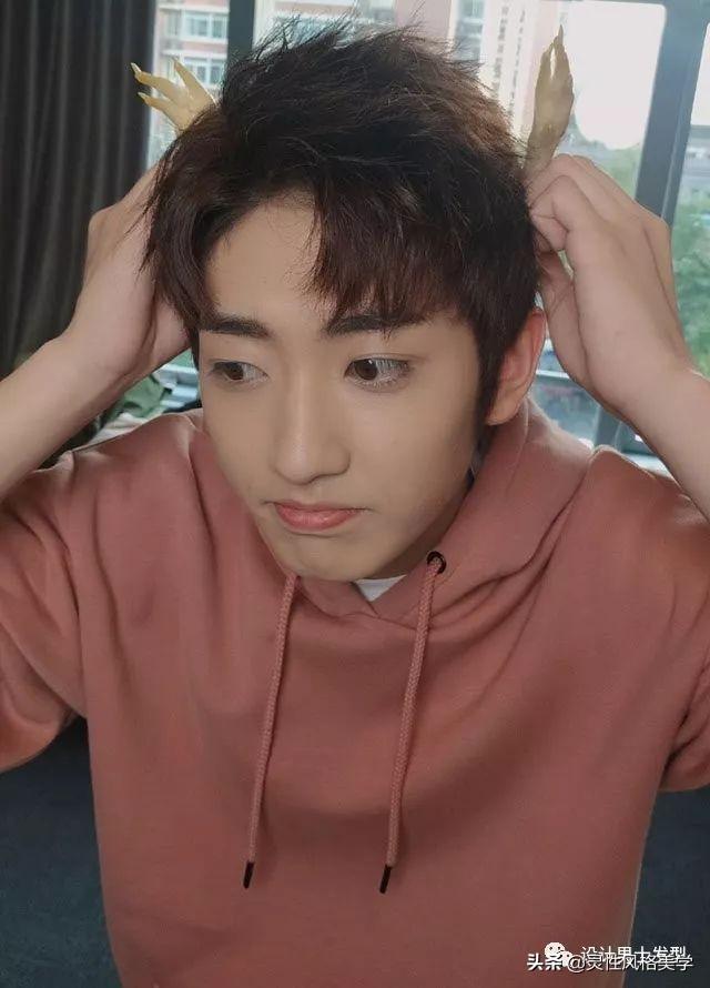 对于男生们来说,拥有一款合适且帅气的发型是很加分的事! 对于男生们来说,拥有一款合适且帅气的发型是很加分的事!