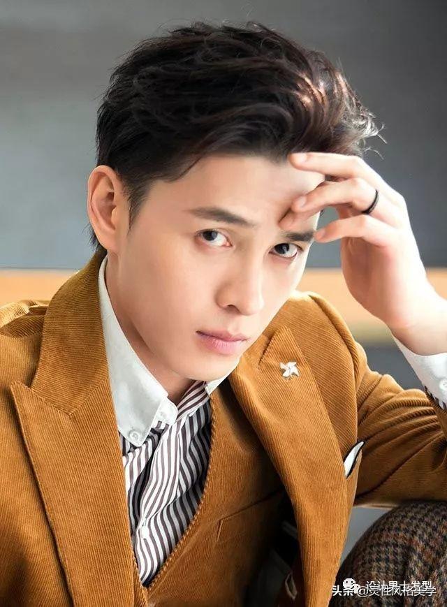 对于男生们来说,拥有一款合适且帅气的发型是很加分的事! 对于男生们来说,拥有一款合适且帅气的发型是很加分的事!