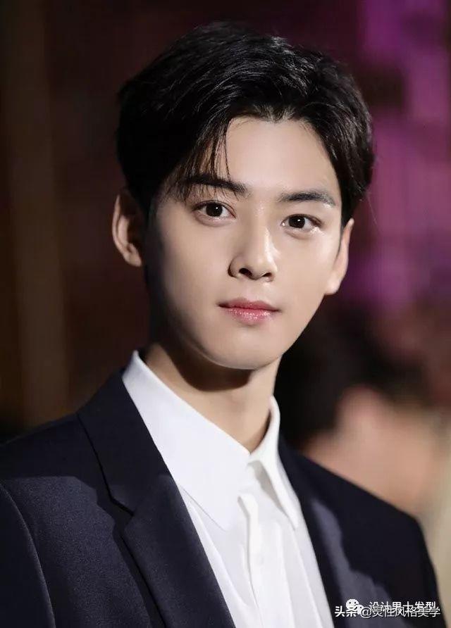 对于男生们来说,拥有一款合适且帅气的发型是很加分的事! 对于男生们来说,拥有一款合适且帅气的发型是很加分的事!