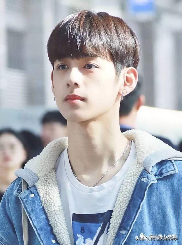 对于男生们来说,拥有一款合适且帅气的发型是很加分的事! 对于男生们来说,拥有一款合适且帅气的发型是很加分的事!