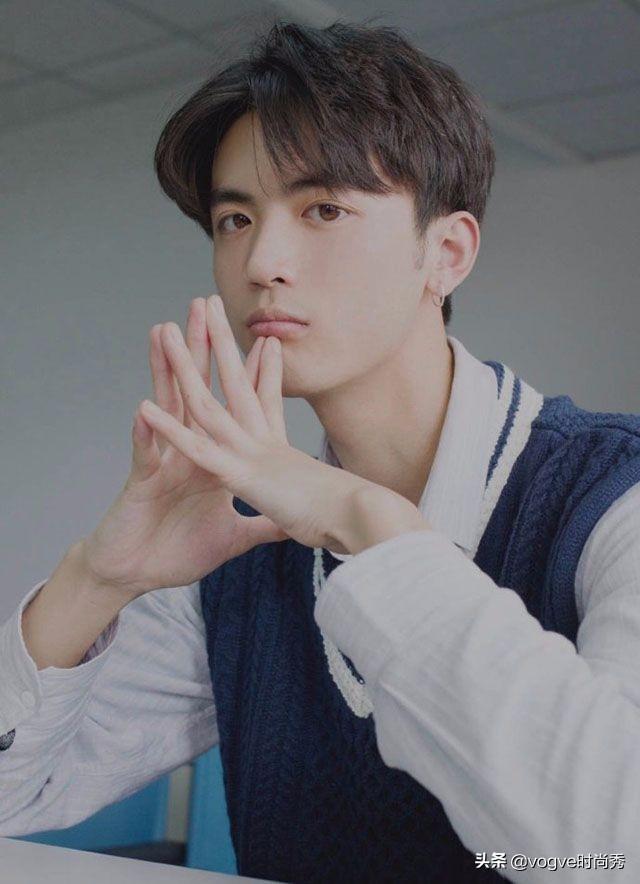 都奔二了,你去理发店还在说“两边剪短”?19年男士发型指南 都奔二了,你去理发店还在说“两边剪短”?19年男士发型指南