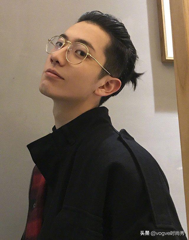 你还在跟理发师讲“两边剪短”?2019年备受男生欢迎的发型 你还在跟理发师讲“两边剪短”?2019年备受男生欢迎的发型