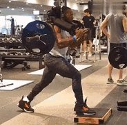 9个大腿训练关键动作,和大屌哥一起练就对了! 9个大腿训练关键动作,和大屌哥一起练就对了!