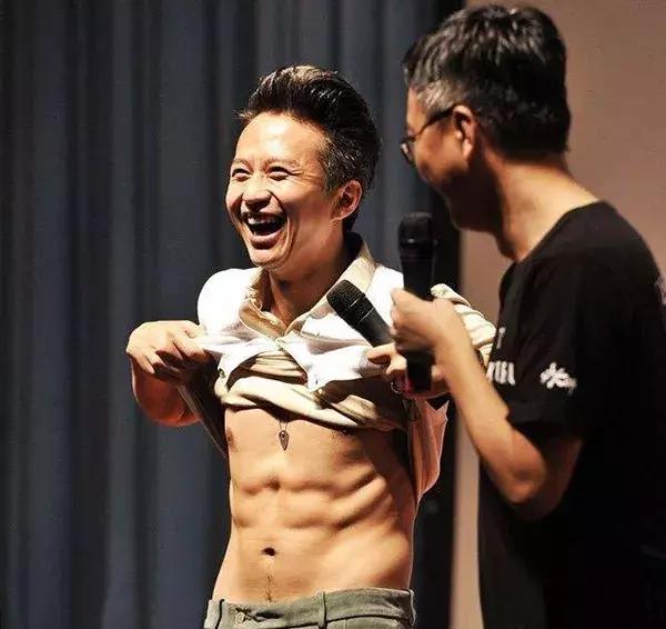 常见的举腿动作——上斜仰卧屈膝腿上摆 常见的举腿动作——上斜仰卧屈膝腿上摆