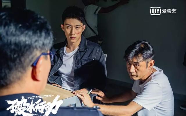 黄景瑜上演“制服诱惑”,与“达康书记”颜值演技齐飞,片花真燃 黄景瑜上演“制服诱惑”,与“达康书记”颜值演技齐飞,片花真燃