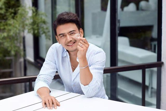 杨烁:阳光俊朗、高大魁梧的身材和灿烂迷人的笑容 杨烁:阳光俊朗、高大魁梧的身材和灿烂迷人的笑容