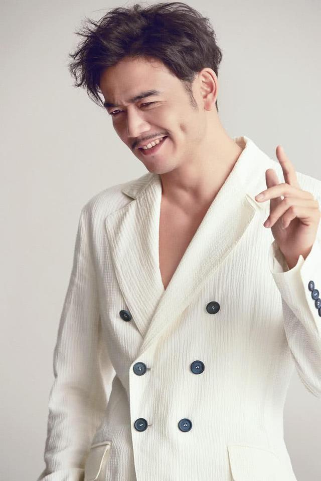 杨烁:阳光俊朗、高大魁梧的身材和灿烂迷人的笑容 杨烁:阳光俊朗、高大魁梧的身材和灿烂迷人的笑容