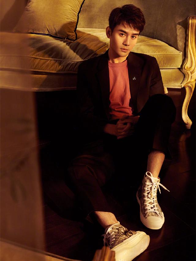 王凯厉害了,全新杂志造型上线,穿西装居然也能有年味? 王凯厉害了,全新杂志造型上线,穿西装居然也能有年味?