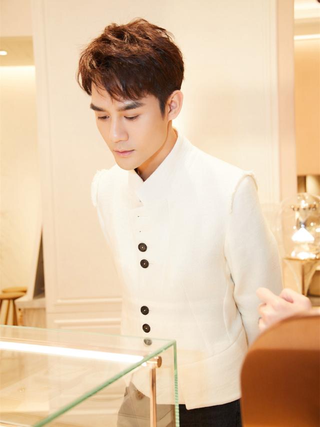 王凯厉害了,全新杂志造型上线,穿西装居然也能有年味? 王凯厉害了,全新杂志造型上线,穿西装居然也能有年味?