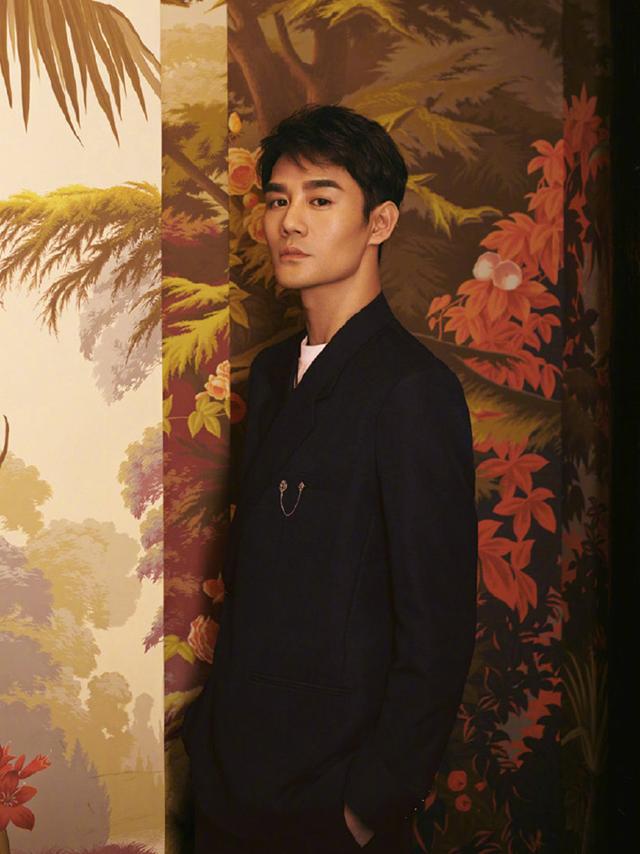 王凯厉害了,全新杂志造型上线,穿西装居然也能有年味? 王凯厉害了,全新杂志造型上线,穿西装居然也能有年味?