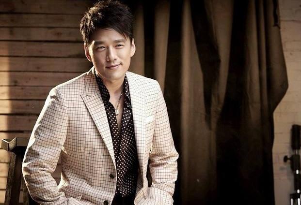 他天生长了一张有钱人的脸,也因此演不了穷人,典型的总裁专业户 他天生长了一张有钱人的脸,也因此演不了穷人,典型的总裁专业户